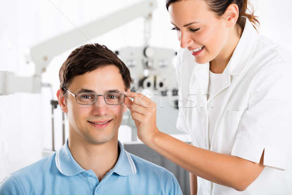 Stockfoto: Vrouwelijke · opticien · helpen · mannelijke · patiënt · nieuwe