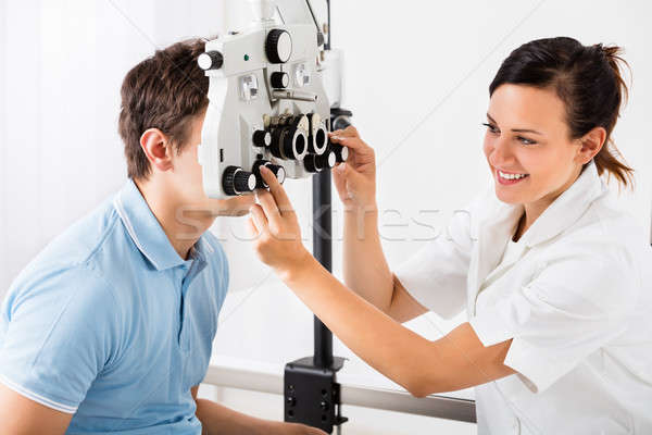 Vrouwelijke optometrist zicht testen patiënt gelukkig Stockfoto © AndreyPopov