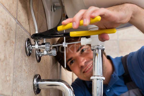 Férfi vízvezetékszerelő installál mosogató közelkép kéz Stock fotó © AndreyPopov