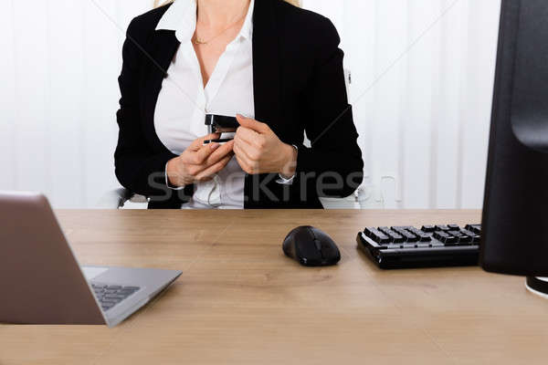 Femme d'affaires voler agrafeuse affaires Photo stock © AndreyPopov