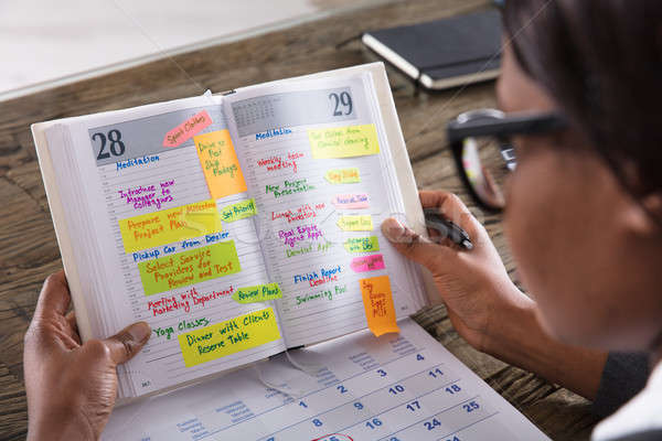 Empresária olhando lista negócio trabalhar diário Foto stock © AndreyPopov