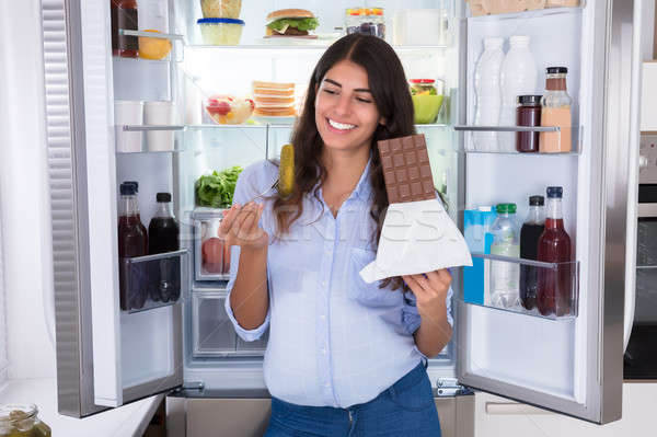 ストックフォト: 若い女性 · 食べ · チョコレート · オープン · 冷蔵庫 · 女性