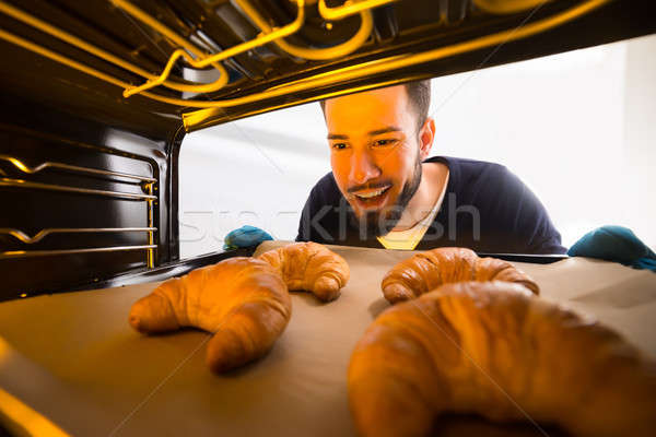 Foto stock: Homem · fora · bandeja · croissants · forno