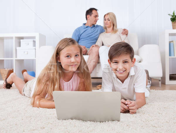 Stock foto: Kinder · Teppich · Tablet · Laptop · Eltern · hinter