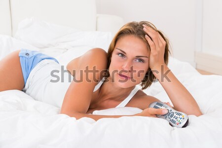 Przypadkowy kobieta kanapie boso dżinsy salon Zdjęcia stock © AndreyPopov