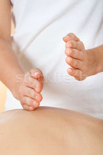 Terapeuta atrás mujer spa primer plano Foto stock © AndreyPopov