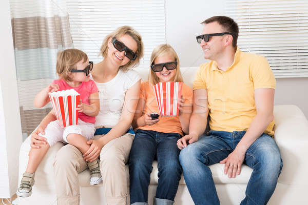 Jóvenes familia viendo 3D tv casa Foto stock © AndreyPopov