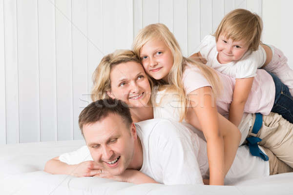 Jonge familie samen bed home kinderen Stockfoto © AndreyPopov