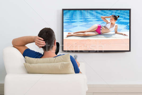 человека диван Смотря телевизор портрет диване домой Сток-фото © AndreyPopov