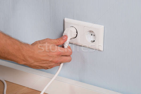 Foto stock: Primer · plano · mano · eléctrica · plug · pared · enchufe