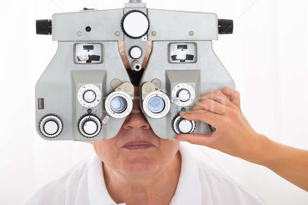 Optometrista paciente primer plano mano altos masculina Foto stock © AndreyPopov