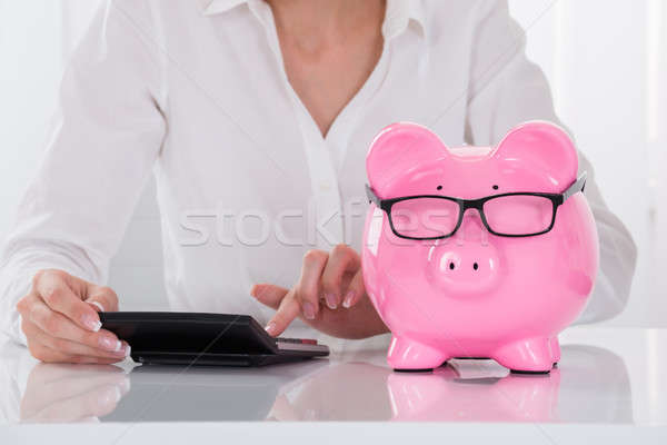 Stockfoto: Zakenvrouw · calculator · spaarpot · bureau · geld · bril