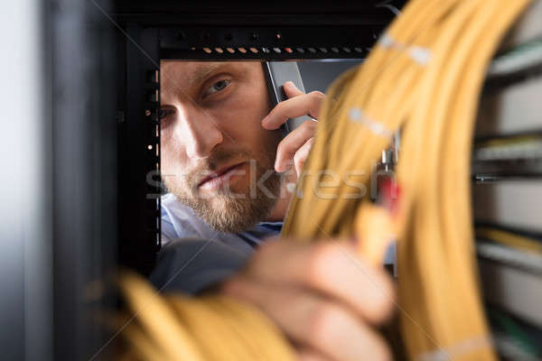 Foto d'archivio: Computer · tecnico · server · parlando · cellulare · lavoro