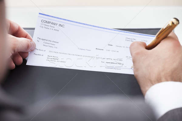 Zakenman vulling cheque geld hand Stockfoto © AndreyPopov