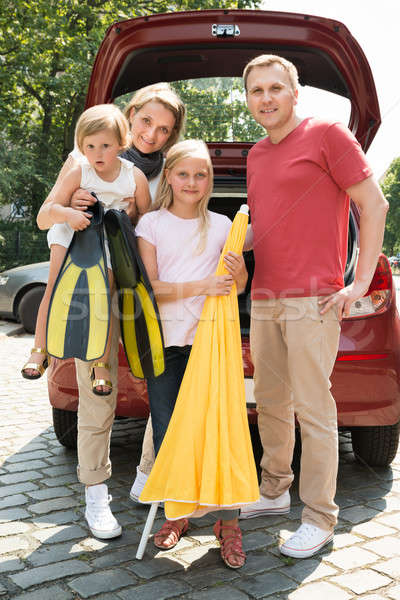 Gelukkig gezin auto buitenshuis shot familie Stockfoto © AndreyPopov