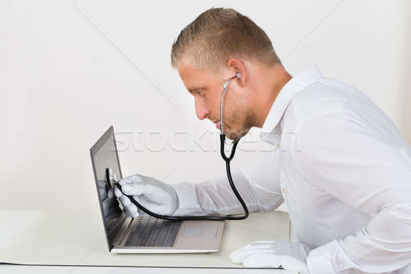 техник стетоскоп ноутбука мужчины столе компьютер Сток-фото © AndreyPopov