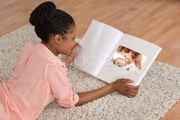 Frau lächelnd schauen Fotoalbum jungen african Wohnzimmer Stock foto © AndreyPopov