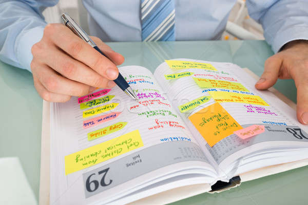 Zakenman schrijven nota dagboek kantoor Stockfoto © AndreyPopov