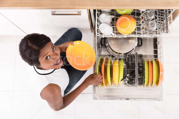 女性 プレート 食器洗い機 笑みを浮かべて 小さな アフリカ ストックフォト © AndreyPopov