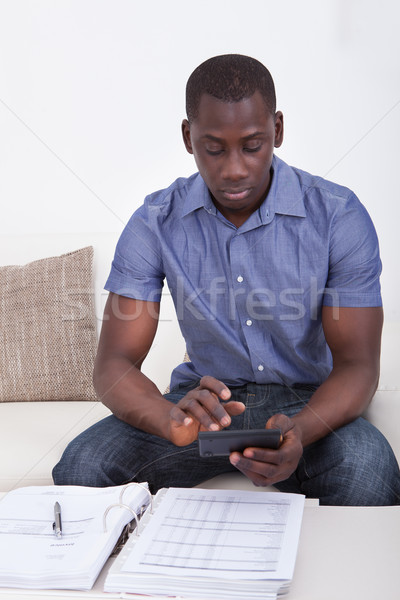 молодым человеком бюджет счастливым африканских человека сидят Сток-фото © AndreyPopov