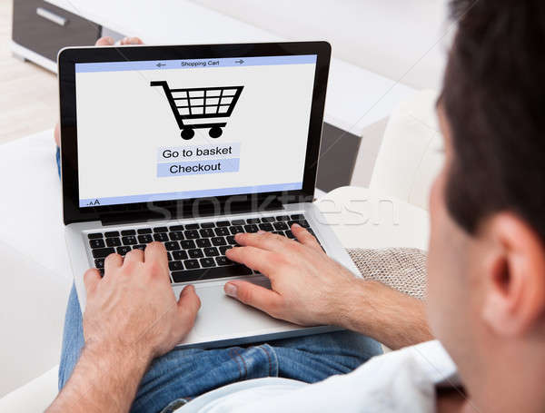 ストックフォト: 男 · ショッピング · を · ビジネスマン · ラップトップを使用して · オンラインショッピング