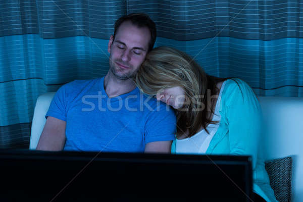 Cuplu dormit televiziune canapea acasă casă Imagine de stoc © AndreyPopov