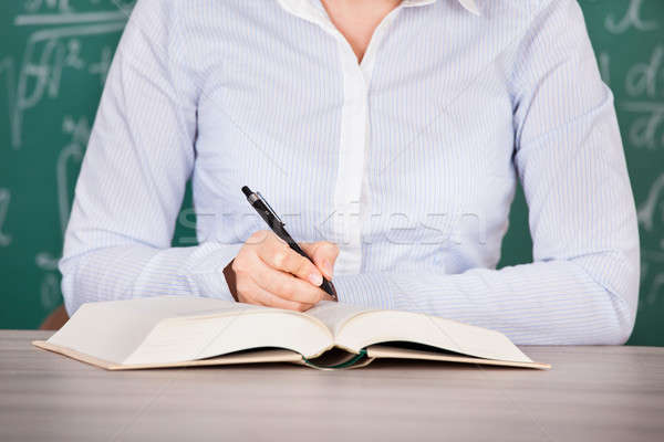 Estudante leitura compêndio secretária diligente Foto stock © AndreyPopov