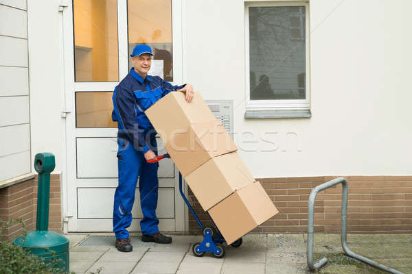 Foto stock: Mensajero · cajas · mano · camión · feliz