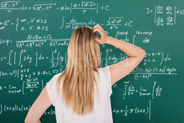困惑 女孩 看 黑板 課堂 後視圖 商業照片 © AndreyPopov