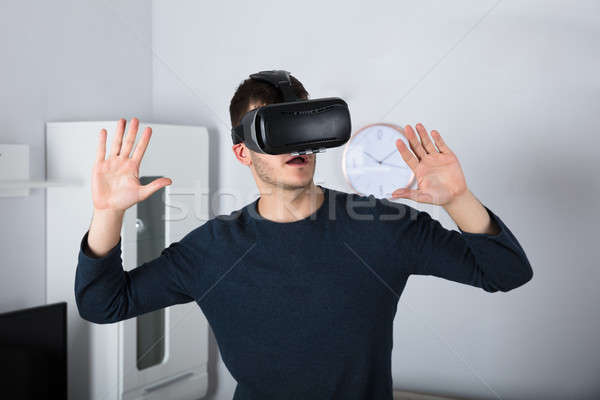 Jonge man virtueel realiteit hoofdtelefoon portret handen Stockfoto © AndreyPopov