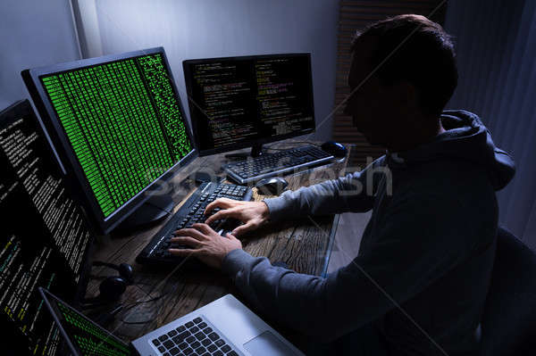 Stok fotoğraf: Hacker · bilgi · çoklu · bilgisayarlar · yandan · görünüş