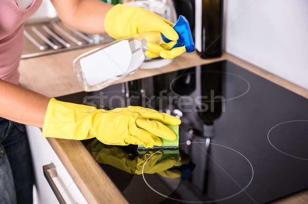 Persoană mâini curăţenie aragaz bucătărie Imagine de stoc © AndreyPopov