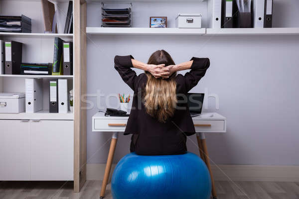 ストックフォト: 背面図 · 女性実業家 · ストレッチング · 腕 · 座って · フィットネス