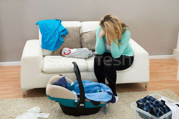 Posta depresiune mamă copil şedinţei Imagine de stoc © AndreyPopov