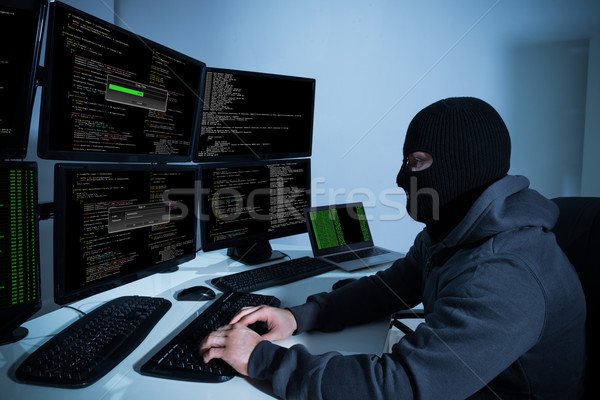 Hacker Calculatoare multiplu masculin calculator om Imagine de stoc © AndreyPopov