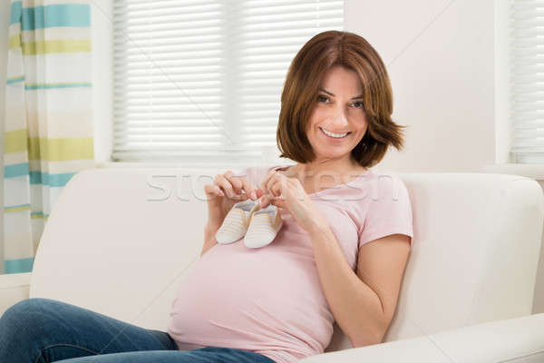 Mujer embarazada pequeño zapatos bebé sesión Foto stock © AndreyPopov