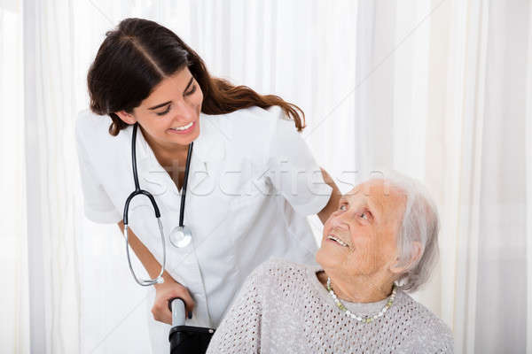 Foto stock: Feminino · médico · ajuda · deficientes · senior · paciente