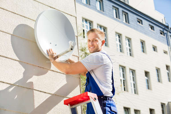 Człowiek telewizja antena satelitarna młody człowiek budynku pracy Zdjęcia stock © AndreyPopov
