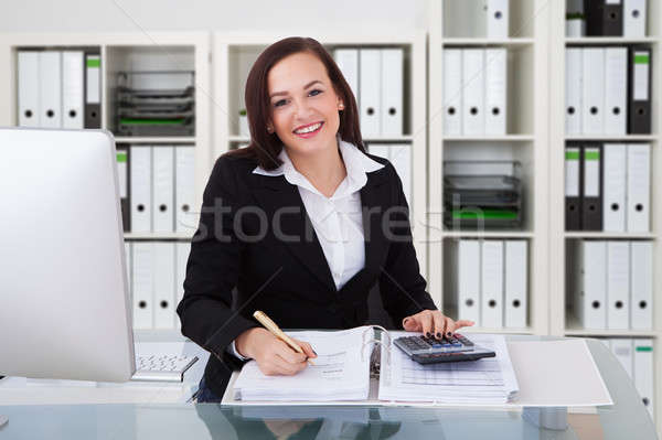 Jeunes comptable femme travail bureau portrait [[stock_photo]] © AndreyPopov