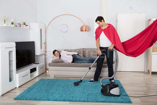 [[stock_photo]]: Femme · regarder · mari · nettoyage · tapis · aspirateur