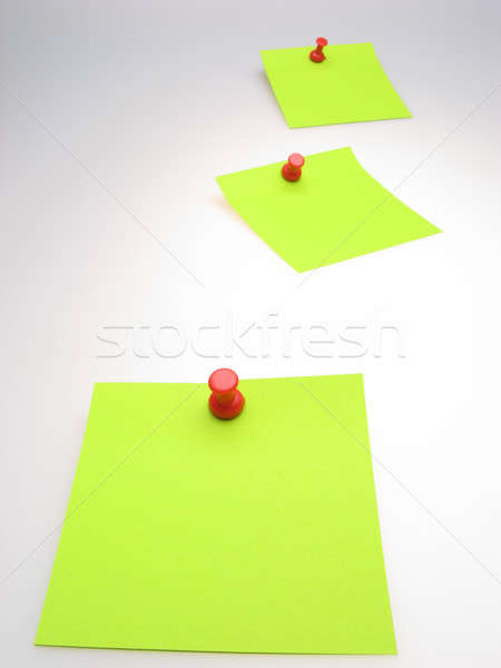 Verde carta tre foglio rosso iscritto Foto d'archivio © Andriy-Solovyov