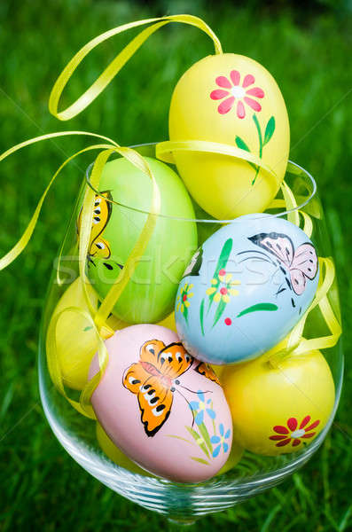 Pintado huevos de Pascua vidrio hierba verde frescos primavera Foto stock © anmalkov
