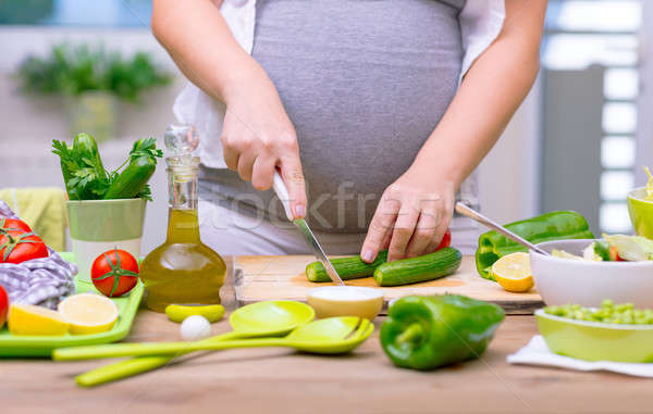 Sănătos nutritie femeie gravida castravete proaspăt Imagine de stoc © Anna_Om
