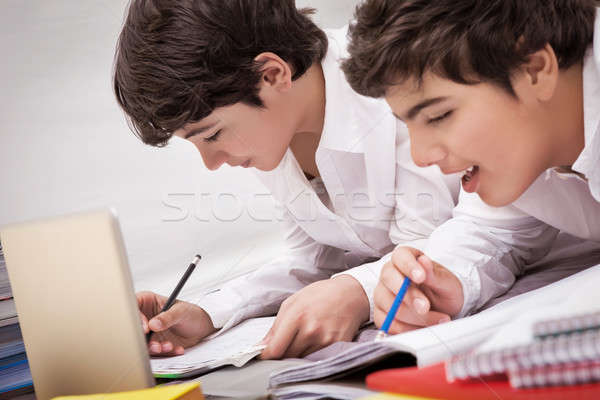 Klasgenoten huiswerk samen home moeilijk taak Stockfoto © Anna_Om