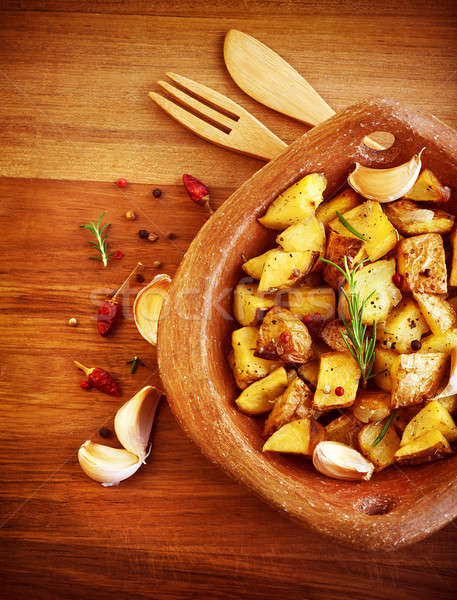 Stockfoto: Aardappel · foto · knoflook · specerijen · houten · tafel