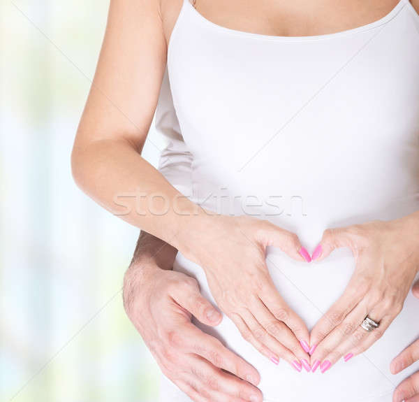 Nuova vita donna incinta marito holding hands a forma di cuore Foto d'archivio © Anna_Om