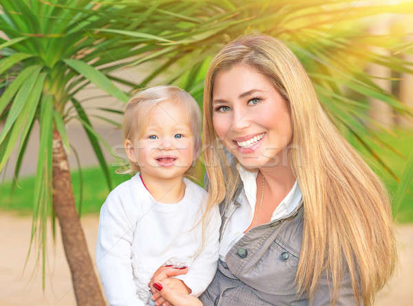 Famille heureuse portrait cute souriant mère mains tenant [[stock_photo]] © Anna_Om