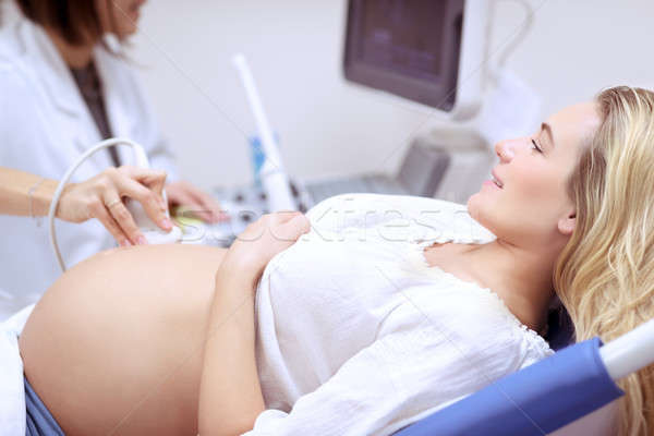 Zwangere vrouwelijke ultrageluid scannen gelukkig arts Stockfoto © Anna_Om