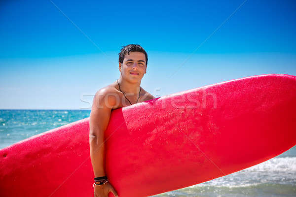 Tini fiú szörfdeszka piros tengerpart élvezi Stock fotó © Anna_Om