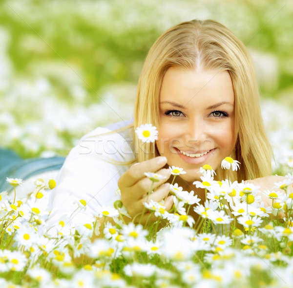 Gyönyörű lány élvezi százszorszép mező gyönyörű nő szép Stock fotó © Anna_Om